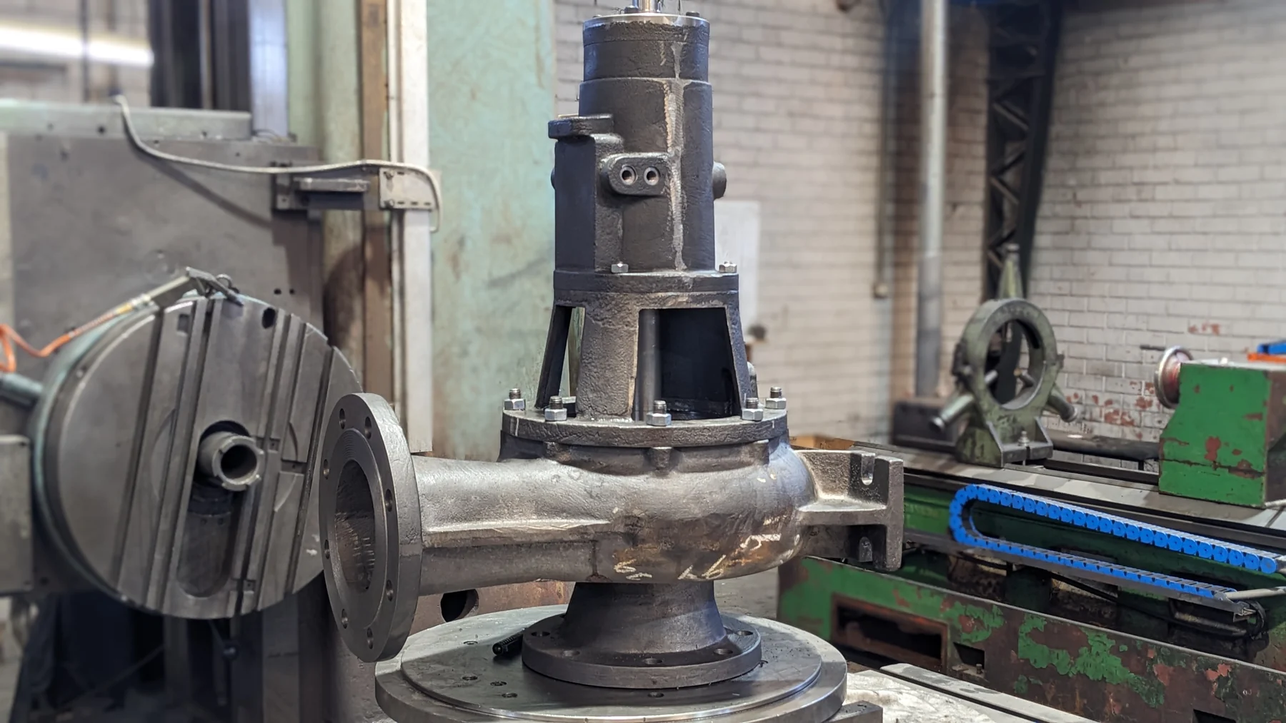 Componente industrial en proceso de mecanizado